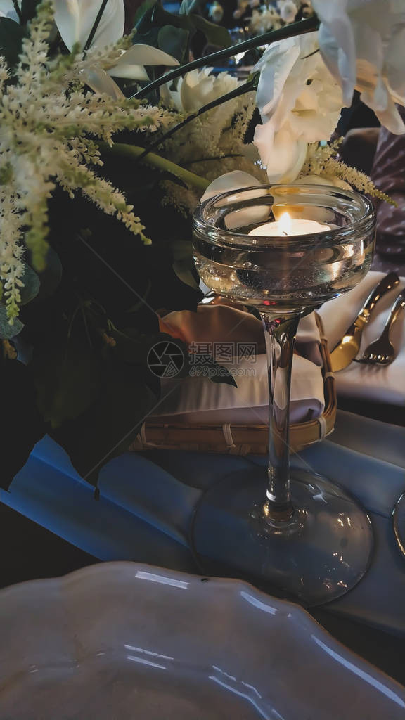 情人节假日餐桌装饰蜡烛鲜花浪漫图片