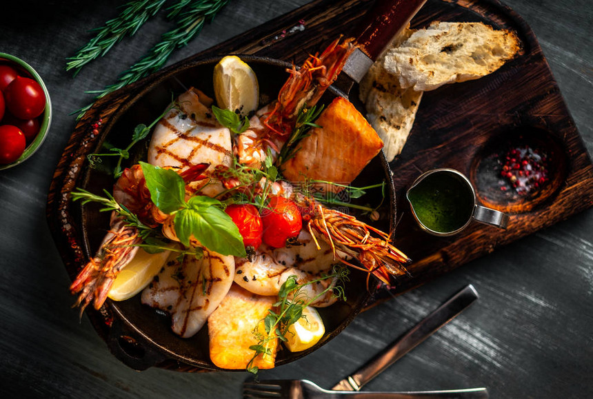 鱼混合物在木板虾鲑鱼有调味料和酱的图片