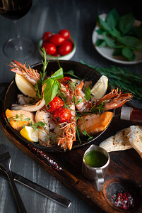 鱼混合物在木板虾鲑鱼有调料和酱的高清图片