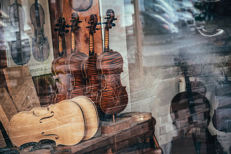 老乐器小提琴和大提琴图片