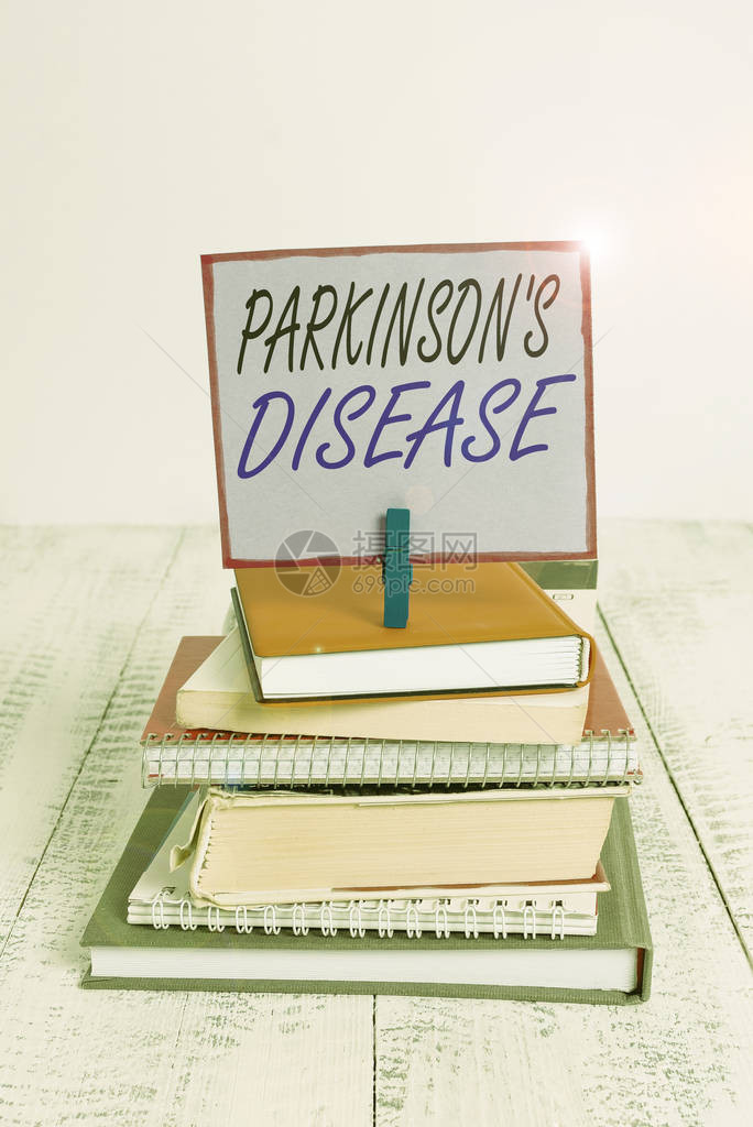 文字书写文本帕金森S是疾病商业照片展示影响运动堆积的书本笔记本别针衣夹彩色提醒白色木制的图片