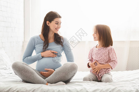 期待母亲告诉小女孩怀孕图片