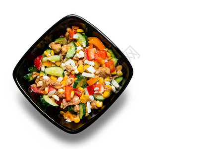 黑色盘子里的鸡肉蔬菜沙拉和鸡肉色拉图片