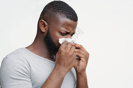 非洲男子用餐巾纸摸鼻子流鼻涕有烟图片