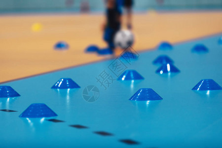 冬季室内足球训练五人制足球训练场与蓝色视锥细胞儿童室内足球练习图片