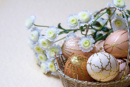 复活节鸡蛋在篮子里图片