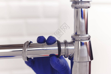 管道修理和维护洗手盆下面的铬吸水管图片
