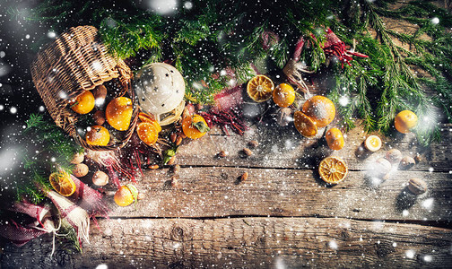 圣诞新年平躺组合与橙子格子篮子和云杉绿色复古木制背景俄罗斯传统用图片