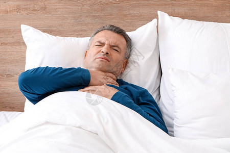 成熟的男人躺在床上喉咙痛图片
