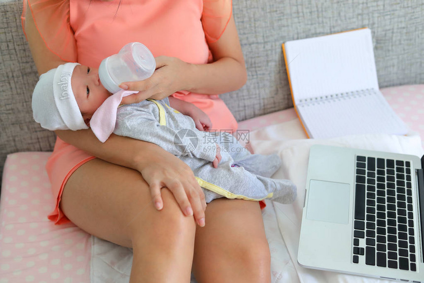 女商人母乳喂养她的孩子图片