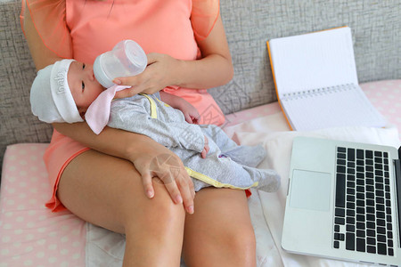 女商人母乳喂养她的孩子图片