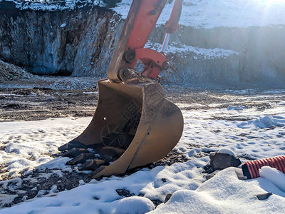 冬季倒在地上的挖掘机推土机的冲铲头部图片