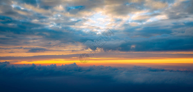 云毯从一片云层下落在一片云层之上从一片云层下落从上面的平背景图片