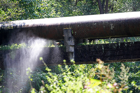 Rusty爆裂的水管喷水自然图片