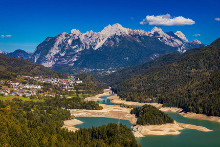 意大利阿尔卑斯山的CentroCadore湖全景图片