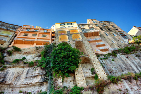 Tropea镇的建筑多姿彩在高大的陡图片