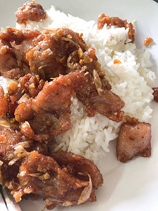 蒸米和炒猪肉加大蒜泰国食物图片