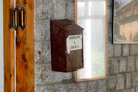 木制建议或投诉箱或信箱安装在旅游度假酒店接待处的门口墙壁上图片