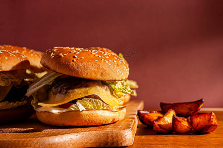 马铃薯木板上的汉堡美味的光照快餐图片