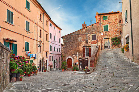 意大利诗人GiosueCarducci居住的村庄老城风景如图片