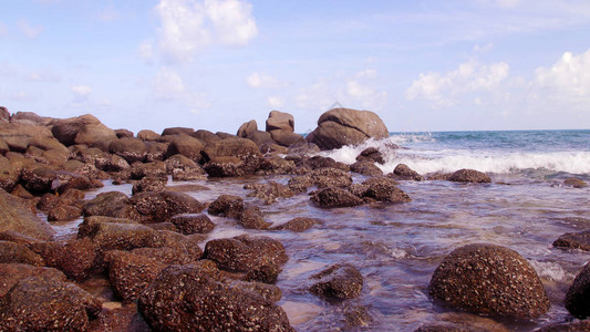海滩上的巨石图片