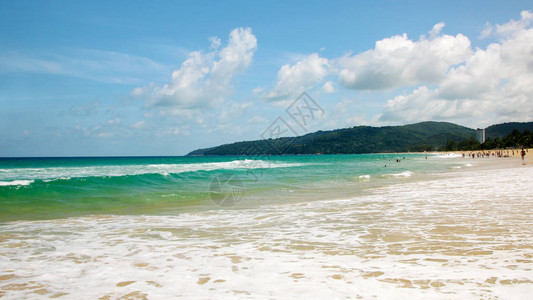 晴朗的一天泰国普吉岛的卡伦海滩图片