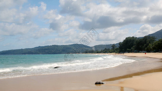晴朗的一天泰国普吉岛的卡伦海滩图片
