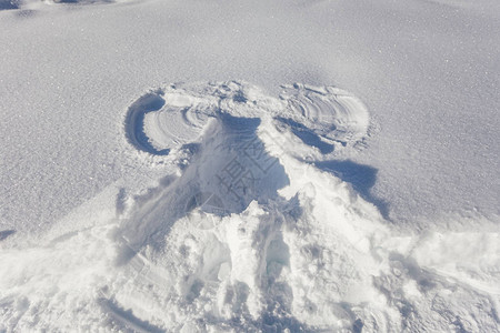 雪上留下的天使形足迹图片