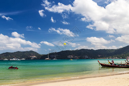沙滩上的船海背景图片