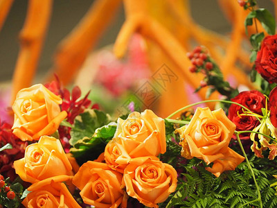 旧玫瑰色玫瑰插花美丽的花束在自然背景模糊的象征爱情人节在图片