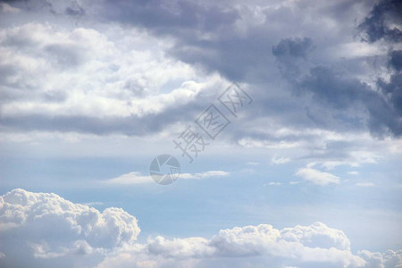 雨后多云的天空背景蓝天覆盖着灰云图片