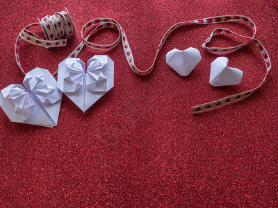 Origami纸红心为情人节塑造符号图片