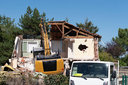 挖土机挖掘器负责拆除住宅图片