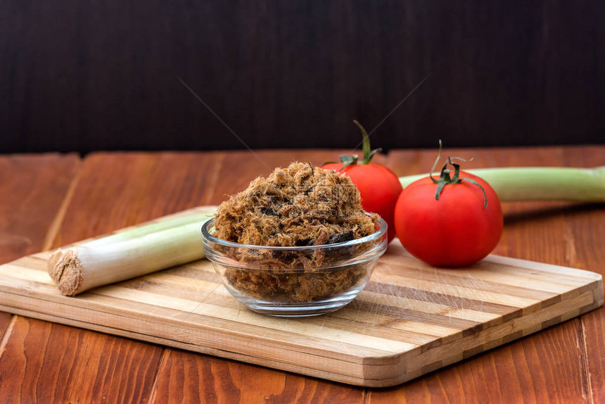 土豆和利克一起在杯子里在割肉板上和木桌边的玻璃碗里吃图片