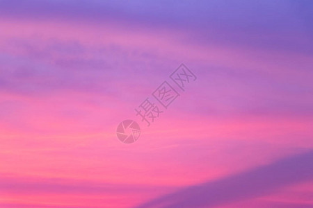 日落时有粉红色和紫色的天边阴暗时图片