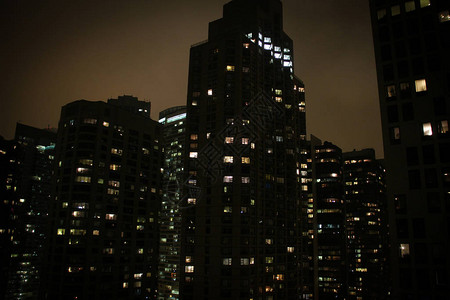 夜里在芝加哥的公寓和摩天大图片