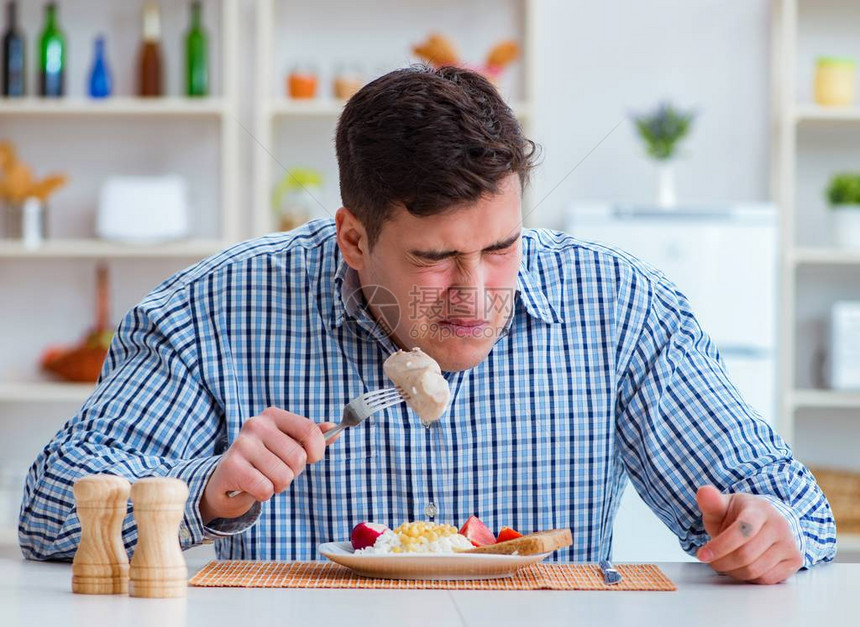 男人吃不好吃的食物在家中午图片