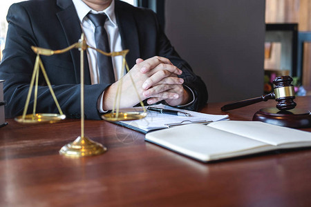 职业男律师或顾问在办公室法律和司法律师诉讼概念中处理法律图片