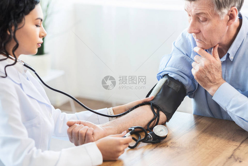 心脏病学墨西哥医生测量老人血压检查病图片