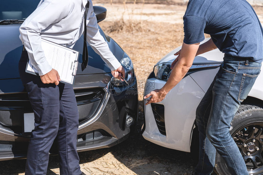 保险代理人审查车祸和客户评估谈判检查和签署事故碰撞后报告索赔表流程事图片
