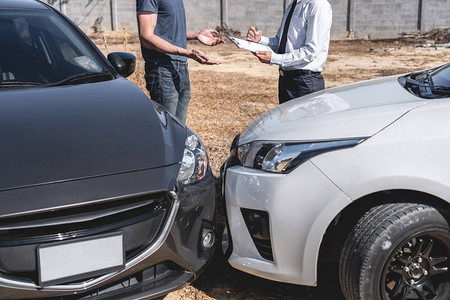 保险代理人审查车祸和客户评估谈判检查和签署事故碰撞后报告索赔表流程事图片