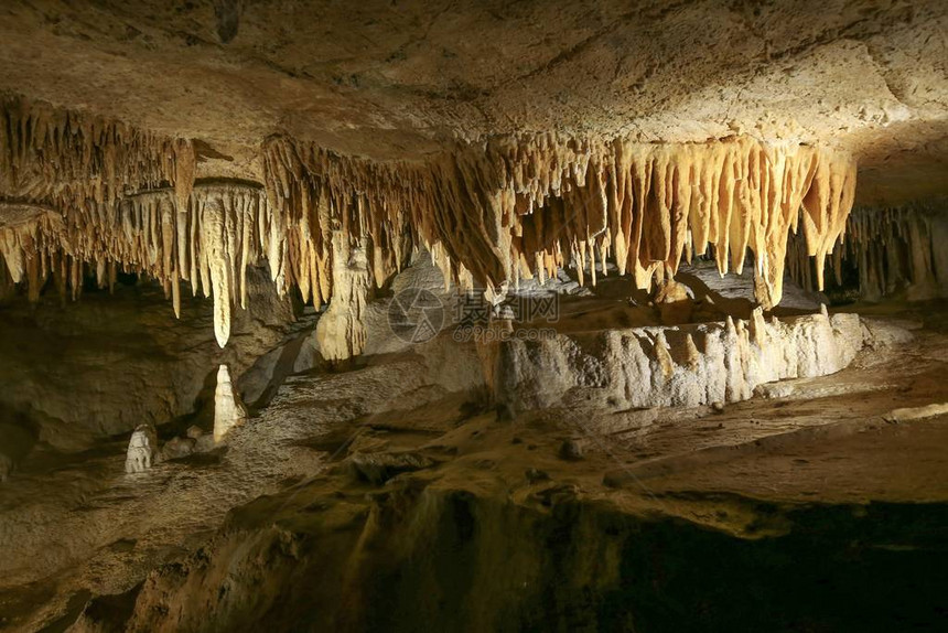Luray洞穴VA黄色背景石质纹理图片
