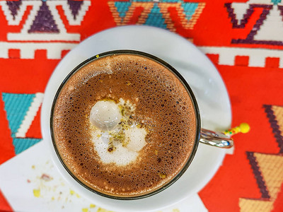 在土耳其咖啡的顶端景色牛奶和活塞粉图片