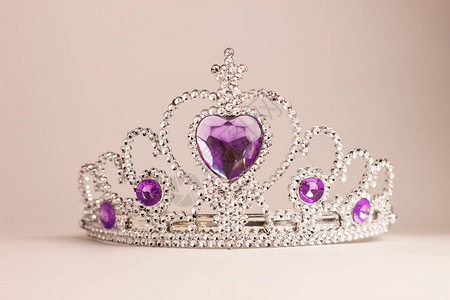 银冠与紫心钻石隔离在浅色背景紫色水晶头带女小姐水钻头饰女孩时尚图片