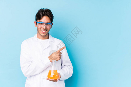 年轻科学的caucasian男子孤立地微笑和站着一旁图片