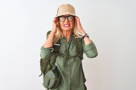 中年徒步旅行者女戴着背包帽食堂眼镜图片