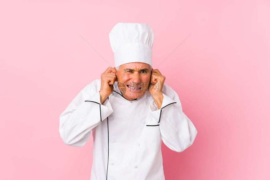 中年厨师被隔离用手捂住耳朵图片