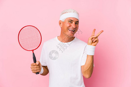 玩羽毛球的中年人孤立的欢乐和无忧虑展示一个和平图片