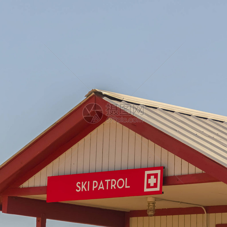 方形框架滑雪巡逻队大楼图片