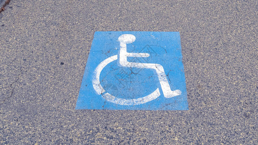 在户外受限残疾人停车位的停机坪上绘制的全景框图片